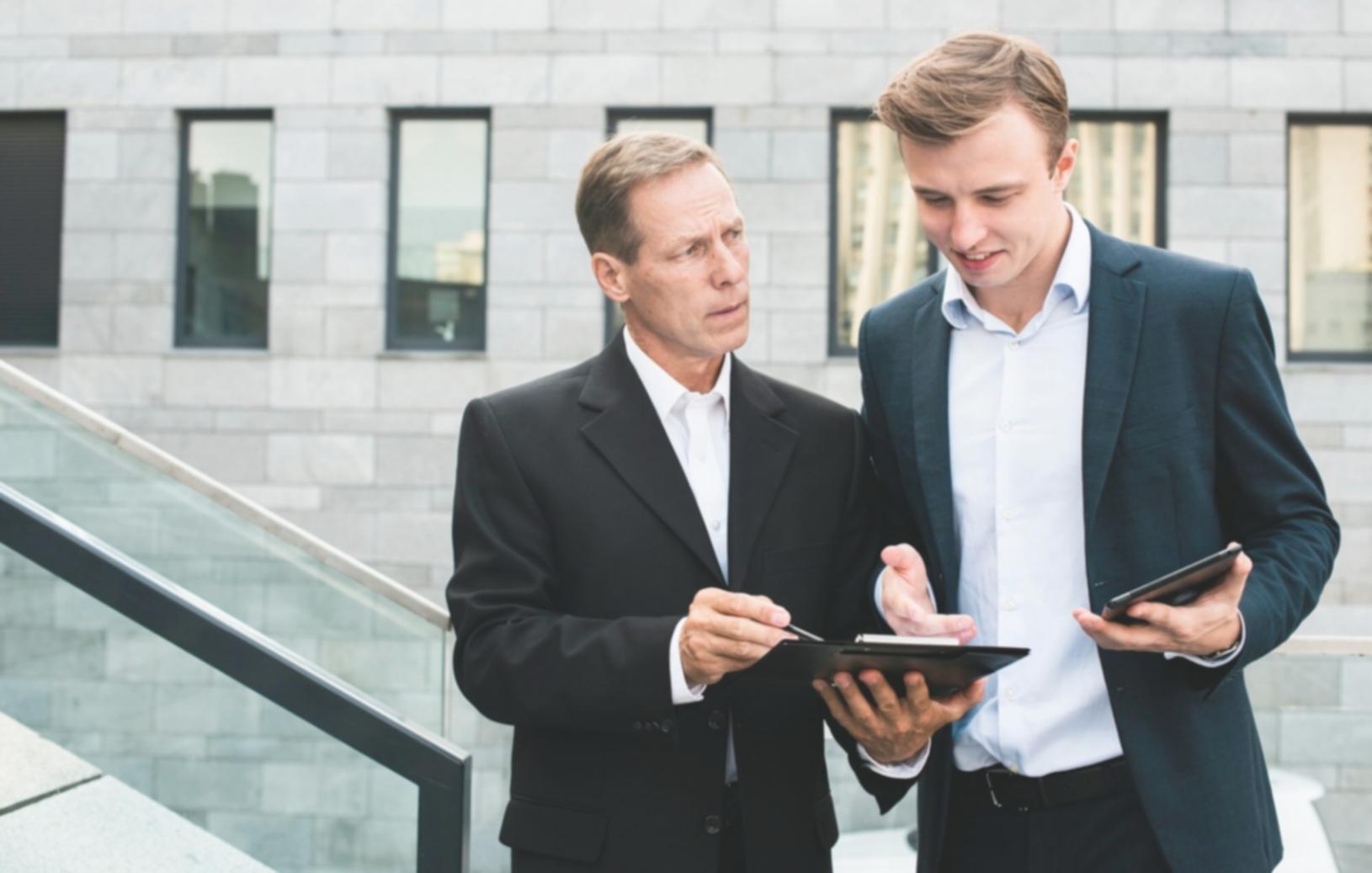 Flexibler Arbeitsplatz mit Kalender und Zeitplanung